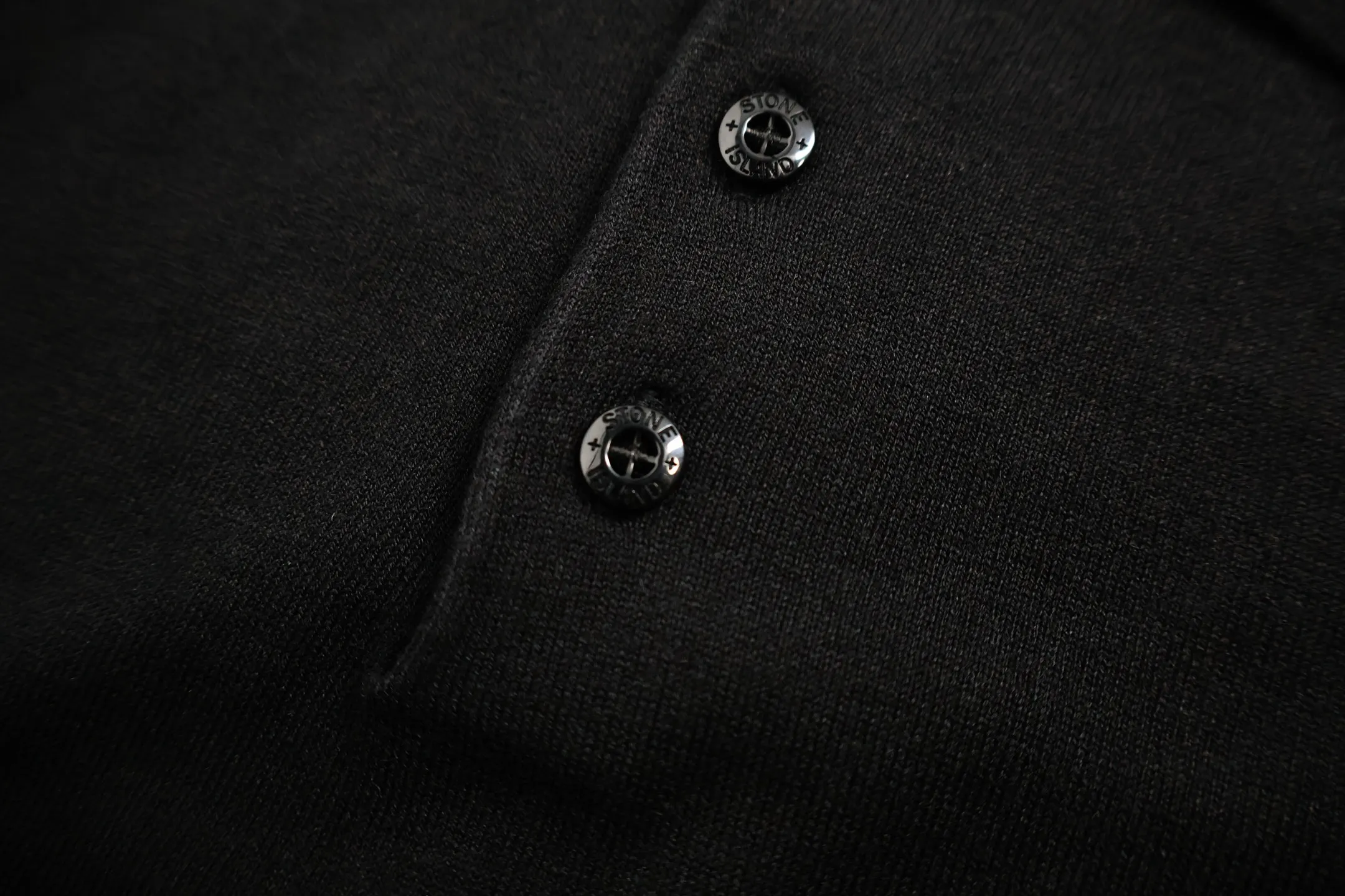 🅿️520 Stone Island Stone Island knitted long-sleeved Polo shirt is made of 60-count ultra-fine wool fabric. The fabric composition is 80% wool and 20% cotton. The high content of wool is lightweight and warm. The original 1:1 development of the Stone Island badge armband is done with machines imported from Behringer. The buttons are electroplated and engraved and then blackened and painted, and the logo is laser engraved. The buttons are the same size as the original. Washing water removes wool impurities - fixes the color - and fixes the pattern. Size:S-M-L-XL
